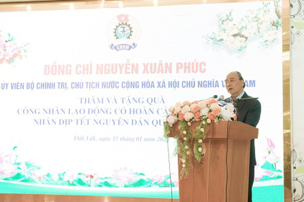 Chủ tịch nước Nguyễn Xuân Phúc thăm, chúc Tết và tặng quà công nhân lao động có hoàn cảnh khó khăn